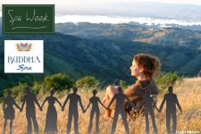 mulher sentada numa montanha