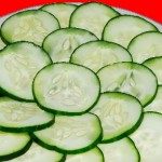 Vários pepinos fatiados em rodelas