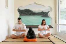 casal meditando e fazendo yoga para todos