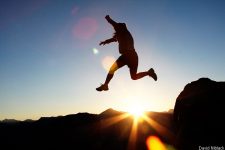 pessoa fazendo exercício físico pulando