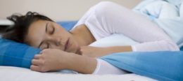 mulher deitada dormindo