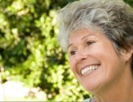 uma mulher senhora sorrindo