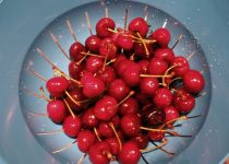 várias cerejas num pote