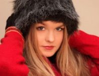 mulher vestindo roupas de inverno