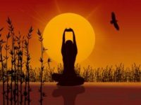 pessoal meditando em frente ao sol