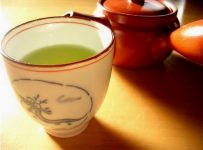 xícara com chá verde