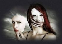 uma mulher tirando a máscara