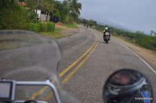 motos andando pela estrada da caverna do diabo