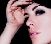 mulher com a mão na testa