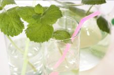 copo de água com canudo e hortelã