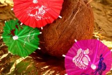 imagem de um coco e guarda-chuvinhas