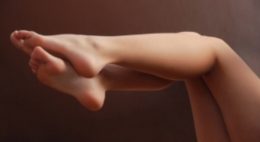 duas pernas dobradas