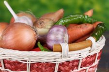 cesta com vários legumes