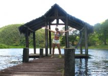 imagem de uma mulher no pier de barra do piraí