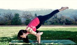 mulher fazendo yoga ao ar livre