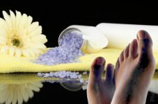 Pés cruzados com pedrais de cristais