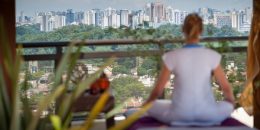 mulher meditando na cobertura do the capital buddha spa