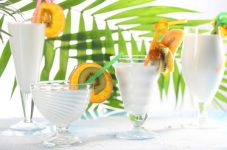 várias taças com leite