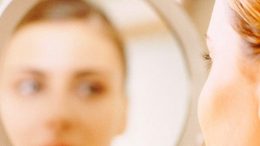 Mulher se olhando no espelho