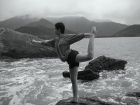 mulher fazendo yoga na beiro de um rio