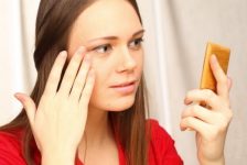 Mulher passando a mão no rosto