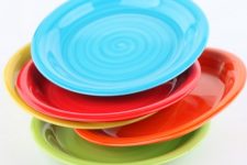 vários pratos coloridos