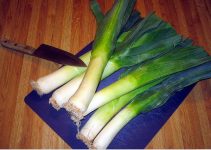 vários alhos porós na mesa