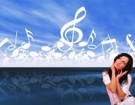 A foto mostra uma moça, que está do lado direito da foto, que está ouvindo música com um fone de ouvido. Ao fundo desenho de notas musicais. Querendo explicitar que a música é ritmo e pode nos curar.