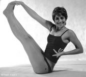 mulher fazendo SwáSthya Yôga