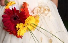 flores sobre a cama da noiva