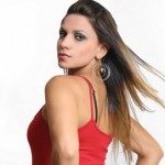 mulher olhando de lado com cabelos ao vento