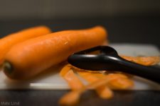 Imagem de cenouras com um raspador ao lado