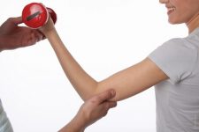 Uma mão segurando o cotovelo de outra pessoa