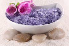 Pedras de cristais dentro de um recipiente