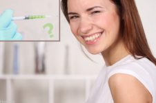 Mulher sorrindo com uma interrogação para fazer botox