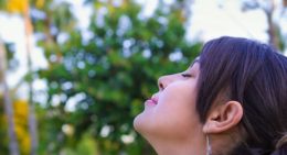 Mulher sentindo o vento em seu rosto