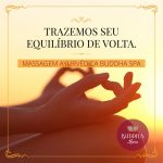 Mãos em posição de meditação (Mudras), apoiadas no joelho e com o pôr do sol ao fundo. A foto ilustra que, a Massagem Ayurvédica restaura o bem-estar