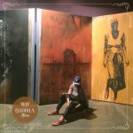 pessoa sentada num skate