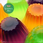 Foto de várias gelatinas coloridas desenformadas. A ideia é mostrar que o excesso de alimentos "saudáveis" também podem prejudicar a saúde.