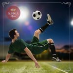 A foto mostra um moço de uniforme de futebol verde, dando uma bicicleta. Estamos falando que a massagem desportiva ajuda a praticantes de atividade física a relaxarem e aliviar tensões nos tecidos e músculos