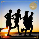 Foto com 5 pessoas correndo ao pôr do sol