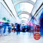 A foto mostra um museu com exposição de quadros, mas como se as pessoas estivessem em um ritmo super acelerado e só é possível ver borrões das pessoas. Isso para mostrar Efeitos Negativos da modernização da sociedade