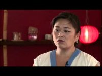 mulher oriental explicando sobre a massagem ayurvédica