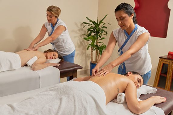 Massagem Ayurvédica Mãe e Filha. Mãe e filha recebendo massagem ayurvédica.