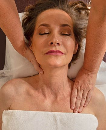 Jovem senhora recebendo uma massagem relaxante.